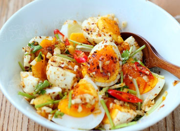 蒜香水煮蛋的做法，让水煮蛋的滋味丰富起来