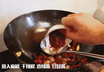 【干锅虾】放入香辣酱