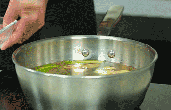 【口水鸡】放入鸡腿