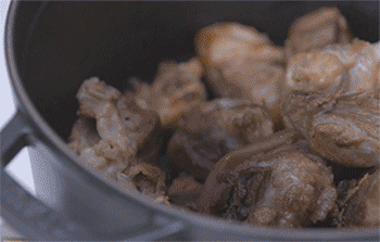 【炖羊肉】倒入砂锅