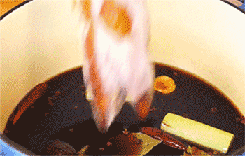 【酱猪蹄】放入猪蹄