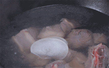 【炖羊肉】放入萝卜