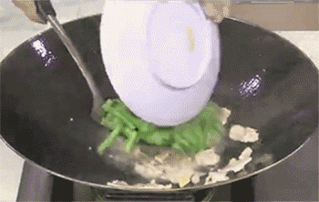 【豆角炒肉】倒入豆角