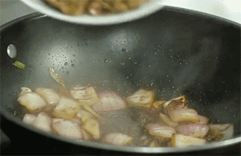 【爆炒猪肝】倒入猪肝