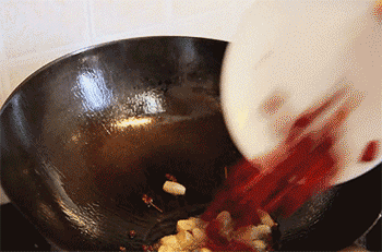 【干锅虾】放入干辣椒