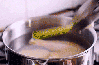 【葱油鸡】放入姜片