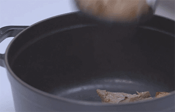 【炖羊肉】放入砂锅