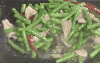 【豆角炒肉】翻炒