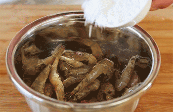 【干锅虾】放入生粉