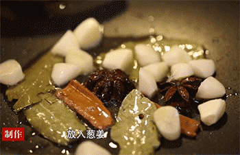 【红烧猪蹄】加入葱姜蒜