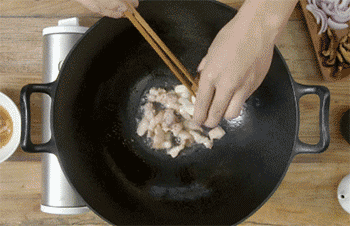 【炒米粉】加入蒜片