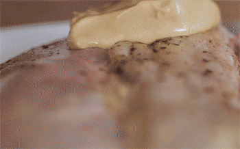 【烤羊排】抹香料