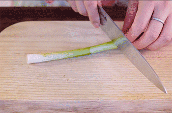 【葱油鸡】切姜片