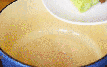 【酱猪蹄】放入香料