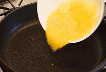 【炒米粉】倒入蛋液