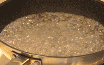 【酱猪蹄】放入猪蹄