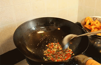 【椒盐虾】放入虾