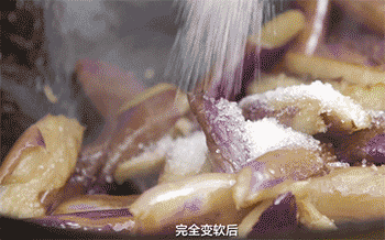 【酱茄子】放入青椒
