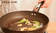 【红烧带鱼】放入带鱼 