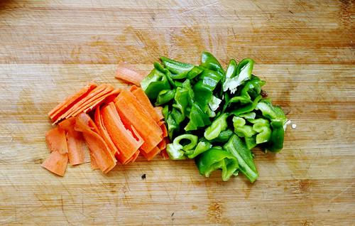 【腐竹木耳炒肉】