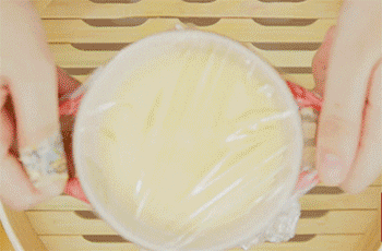 【鸡蛋羹】放入蒸锅