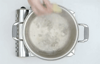 【清蒸大闸蟹】放入姜片