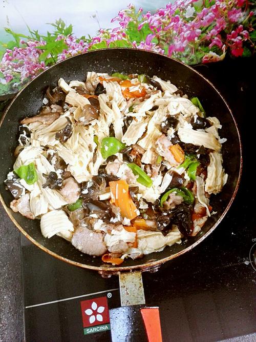 【腐竹木耳炒肉】