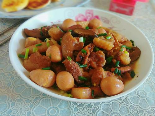 【鹧鸪蛋炖五花肉】