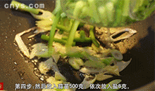 【蒜苔炒腊肉】放入蒜苗