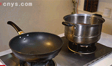 【红扒肘子】另起锅内下油。