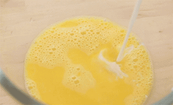 【鸡蛋布丁】牛奶倒入蛋液里