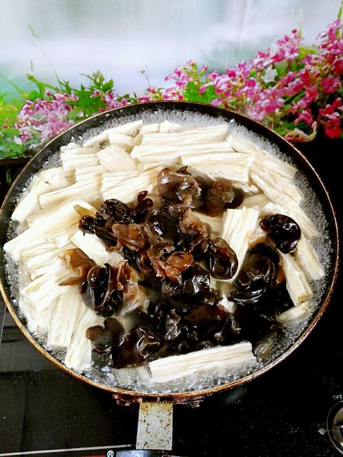 【腐竹木耳炒肉】