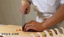 【蒜苔炒腊肉】红椒切段 