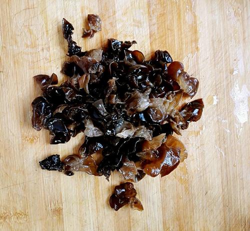 【腐竹木耳炒肉】