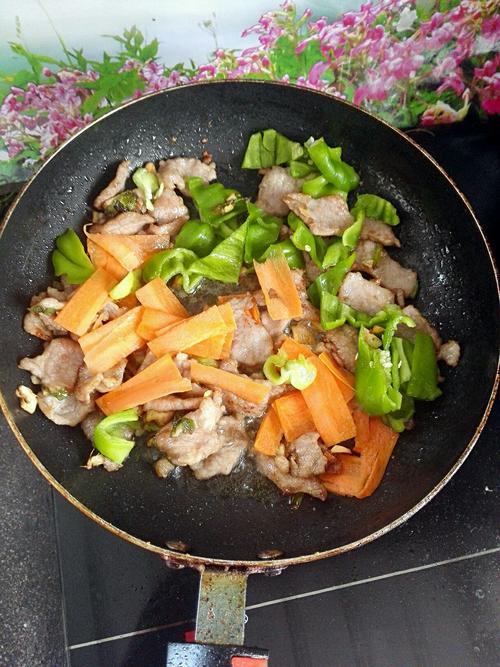 【腐竹木耳炒肉】