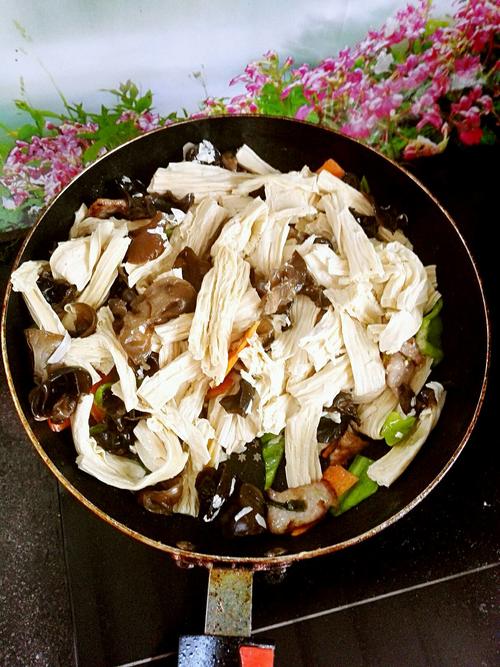 【腐竹木耳炒肉】