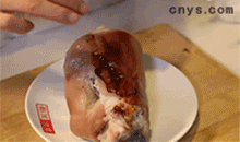 【红扒肘子】用老抽涂抹肘子表皮上色