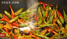 【湖南小炒肉】加入调料