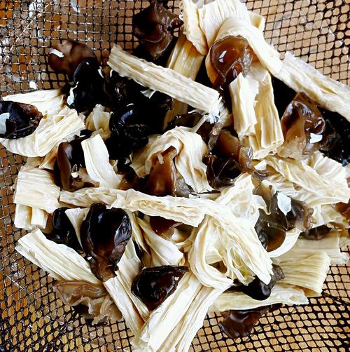 【腐竹木耳炒肉】