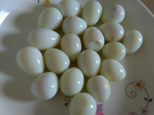 【鹧鸪蛋炖五花肉】