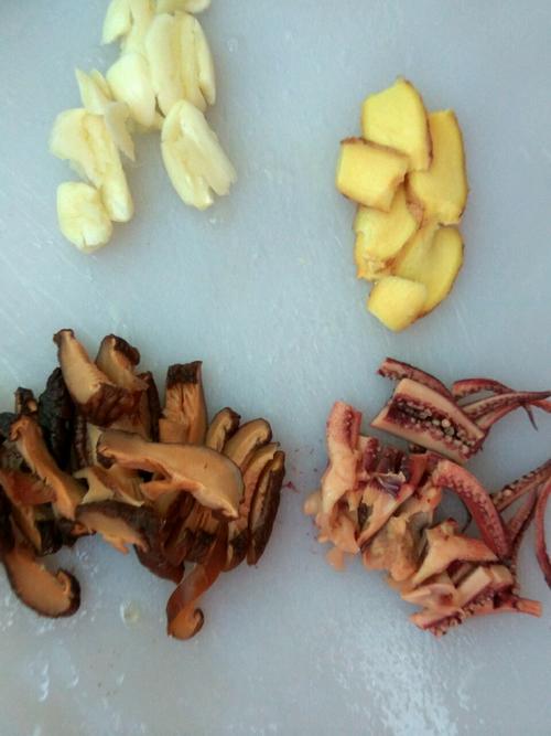 【鹧鸪蛋炖五花肉】