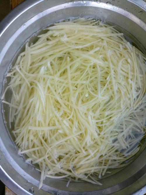 【彩椒炒土豆丝】