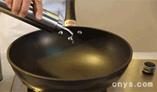 【苦瓜炒鸡蛋】锅内放油