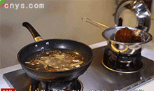 【红扒肘子】加入佐料和清水大火烧开