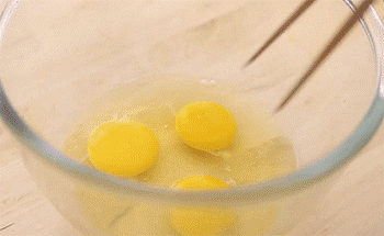 【鸡蛋布丁】搅拌蛋液