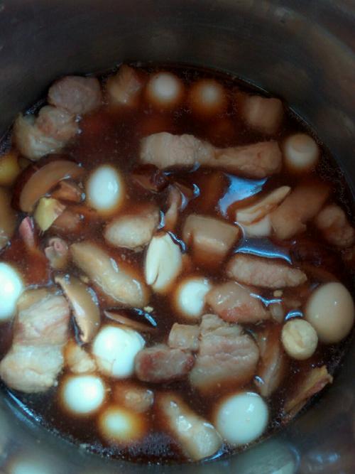 【鹧鸪蛋炖五花肉】