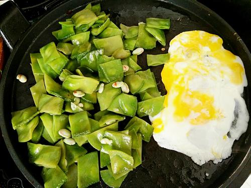 【干锅扁豆鸡蛋】
