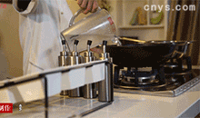 【豆芽炒粉条】将黄豆芽焯熟