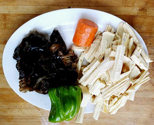 【腐竹木耳炒肉】