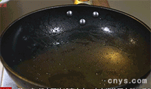 【红扒肘子】将葱姜蒜等爆香